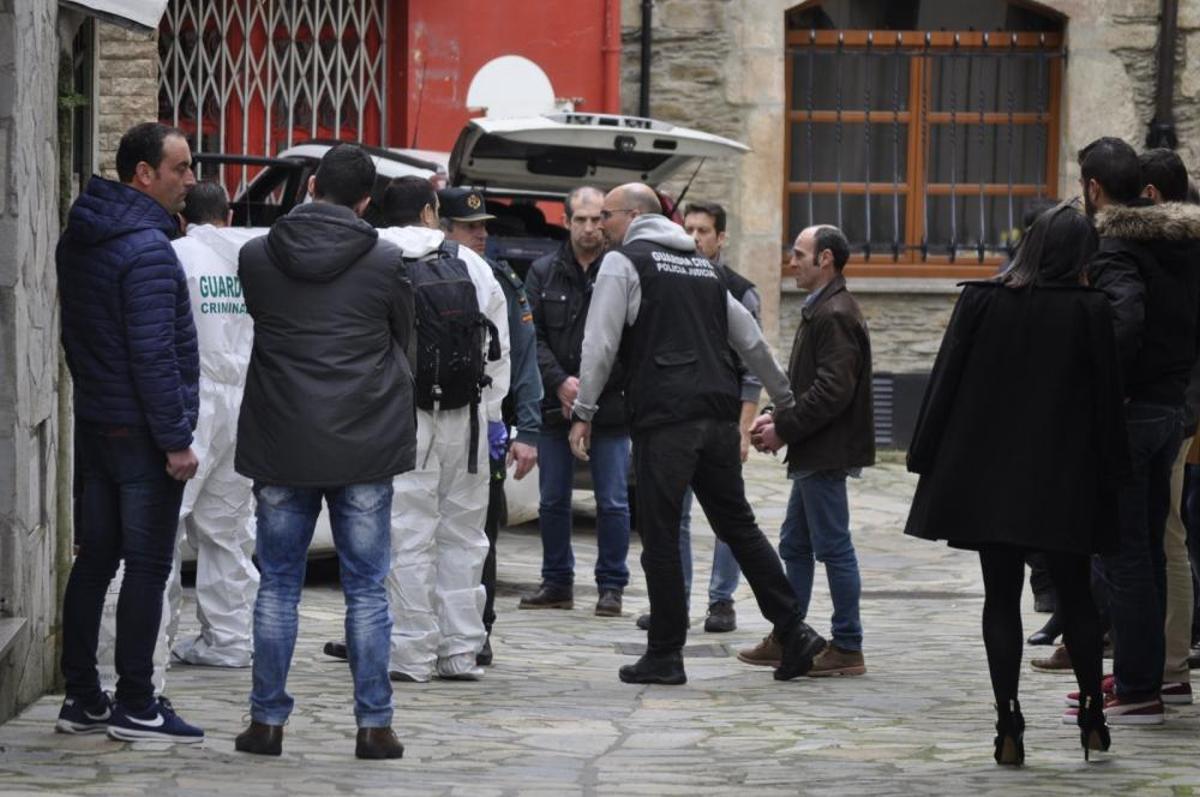 Registro, en Navia, de la vivienda de Javier Ledo, presunto asesino de Paz Fernández en el crimen del embalse de Arbón.