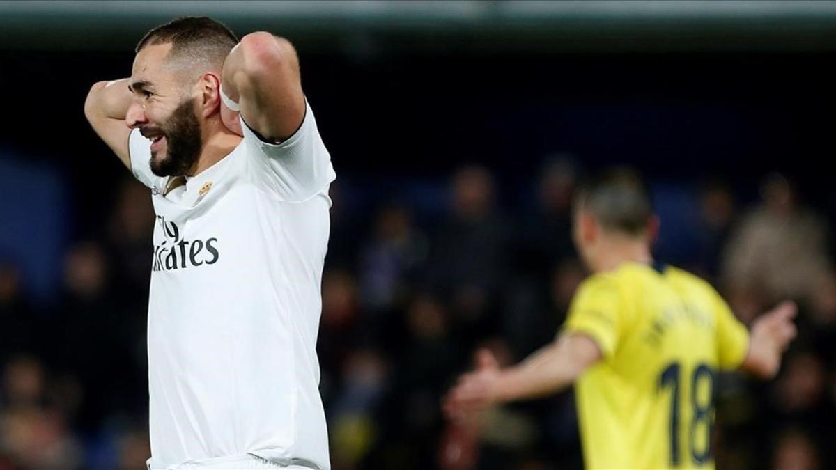 Karim Benzema lamenta, anoche, en Villarreal, una ocasión perdida.