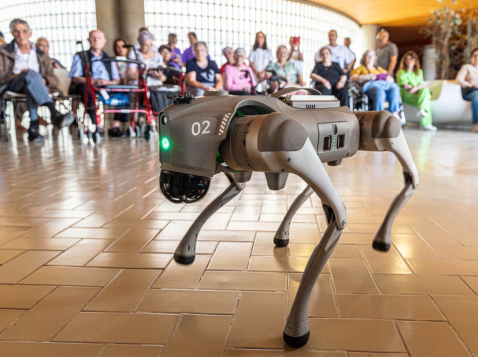 Un humanoide y un perro robot en el Hogar Provincial de Alicante