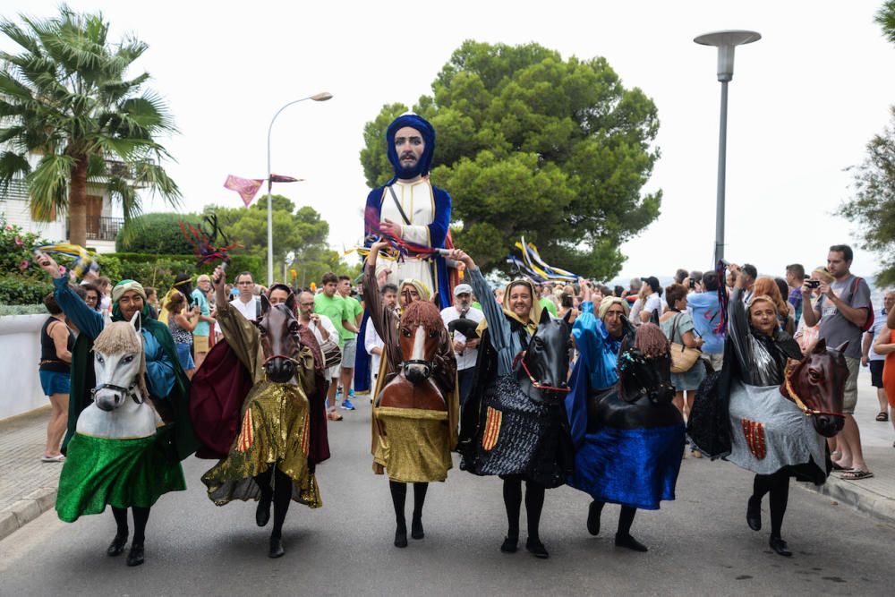 Höhepunkt der Fiestas „Rei en Jaume": Am Samstag (9.9.) trafen wieder selbsternannte Christen und Mauren aufeinander und lieferten sich scheinbar blutige Scharmützel. Nachgestellt wurde bei diesem friedlich gesinnten Spektakel die historische Schlacht zwischen Mauren und Christen, in der König Jaume I. im Jahr 1229 die Insel für die Christen eroberte.