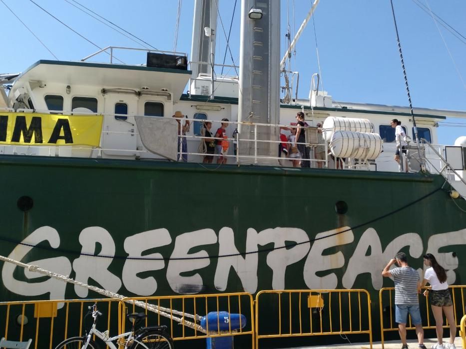 El Rainbow Warrior, buque insignia de Greenpeace, anclaba este sábado en el puerto de Málaga, donde permanecerá varios celebrando jornadas de puertas abiertas para quienes quieran visitarlo