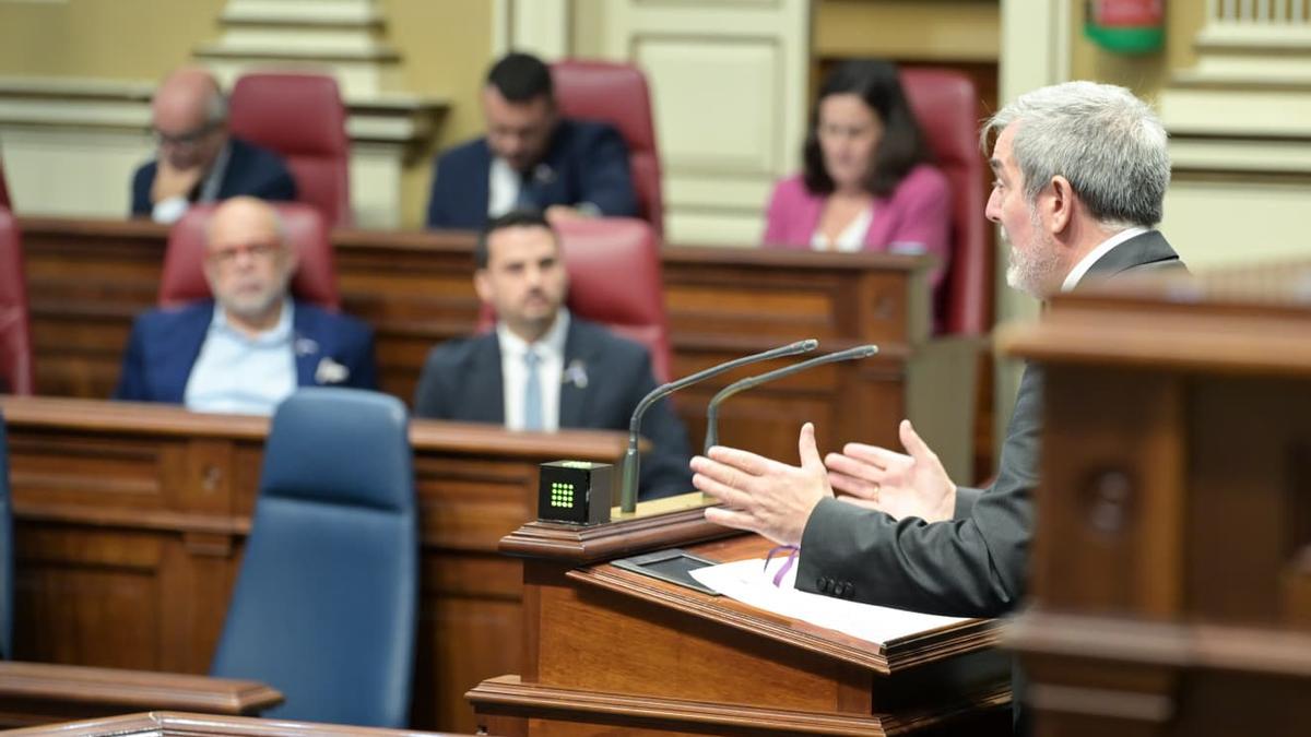 El presidente Fernando Clavijo durante su intervención desde la tribuna de oradores del Parlamento.