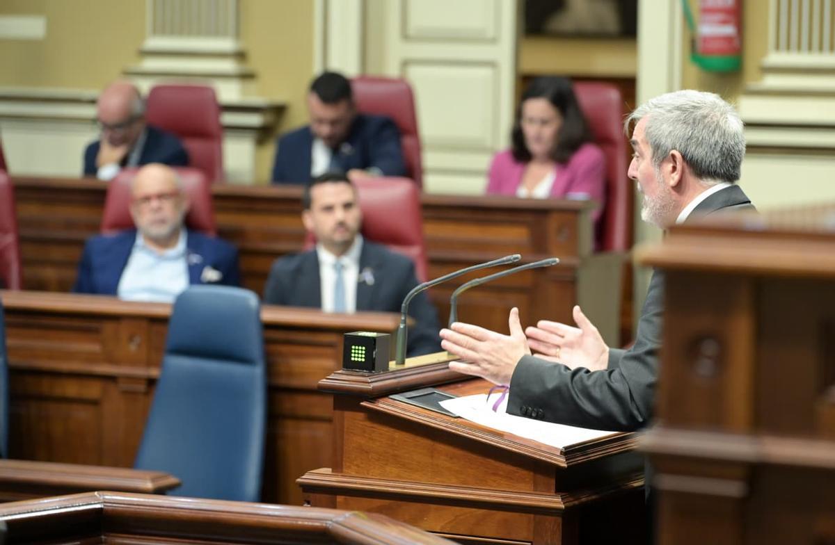 El presidente Fernando Clavijo durante su intervención desde la tribuna de oradores del Parlamento.
