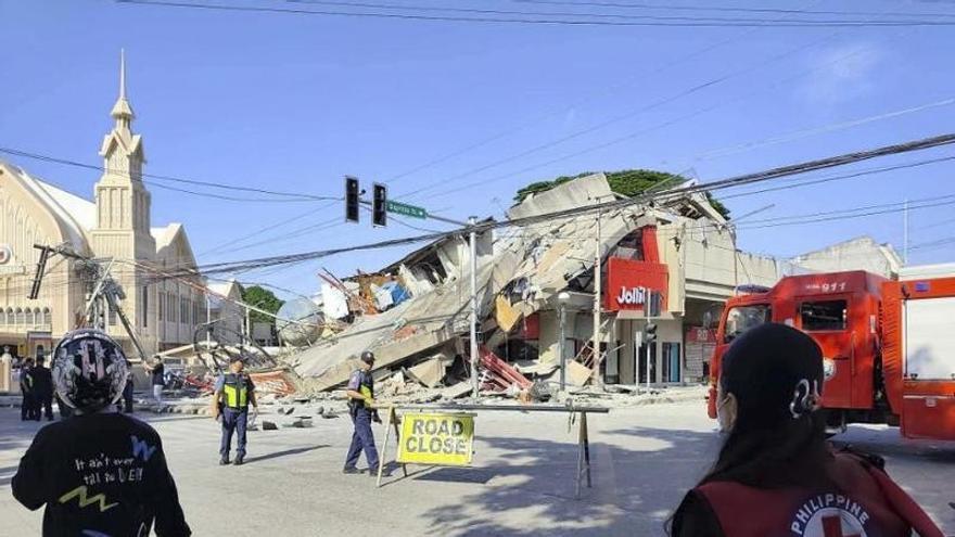 Al menos 35 muertos y decenas de desaparecidos y heridos tras un fuerte terremoto en Filipinas
