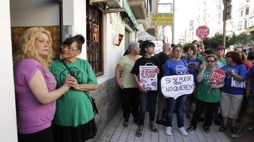 Miembros de la PAH interviniendo para paralizar un desahucio en Castelló.