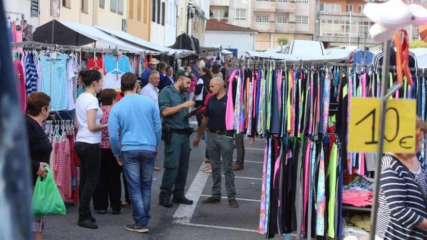 Agentes de la Guardia Civil, durante las inspecciones realizadas ayer en los puestos feriales de Lalín. // Bernabé/Gutier