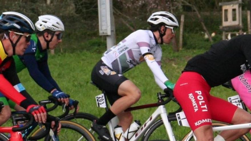 Caídas, averías... la mala suerte se ceba con el Zamora Enamora de ciclismo en la Aiztondo Klasika