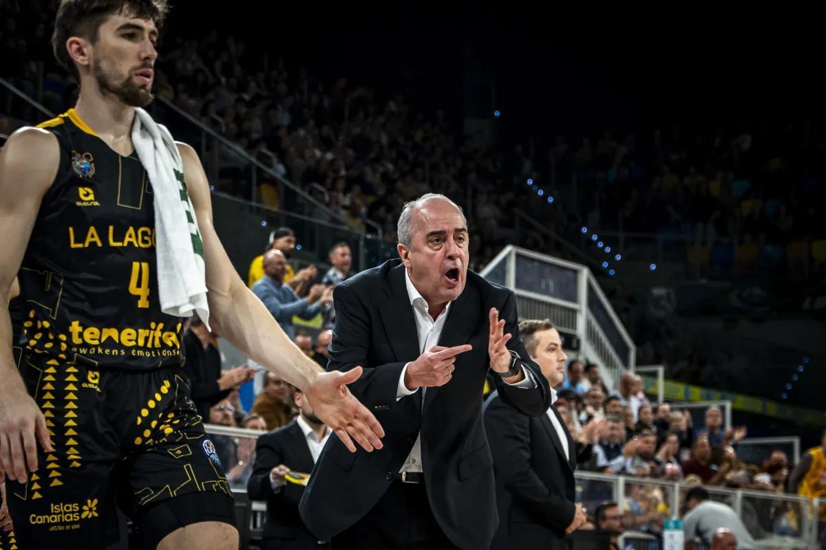 Vidorreta, disgustado,  da indicaciones a sus jugadores durante la segunda mitad del encuentro.