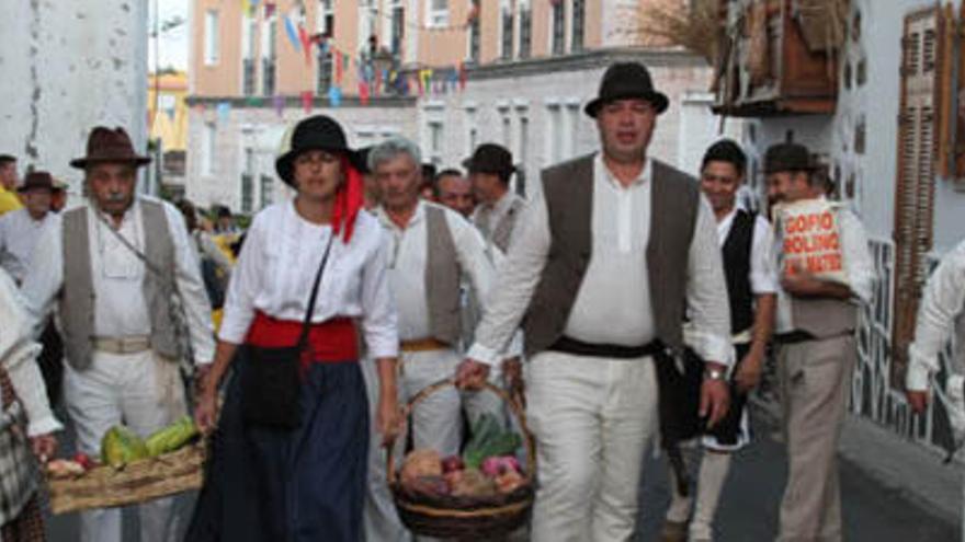 Un grupo de romeros porta varios cestos en la romería por las calles de San Mateo. i I. DEL ROSARIO