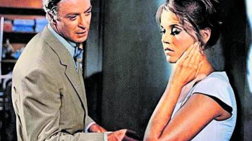 Michael Cane junto a Jane Fonda en un fotograma de La noche deseada, filme de 1967.