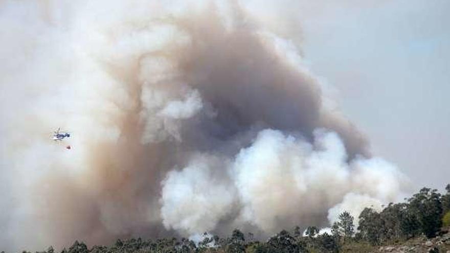 Tareas de extinción del incendio de Rianxo. // Noé Parga