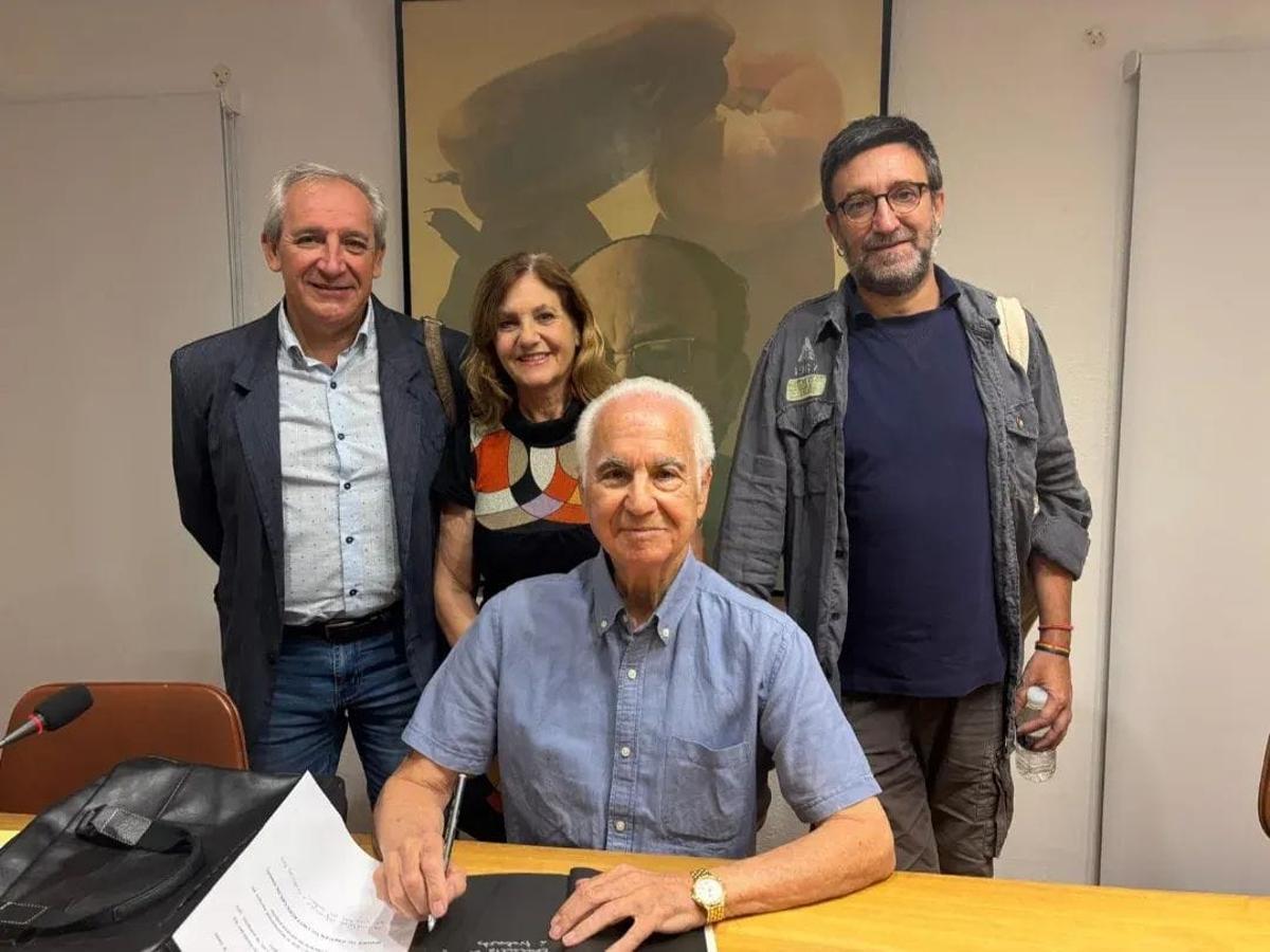 Miguel Cervera, al centre, durant la presentació del llibre a l'Alcúdia.