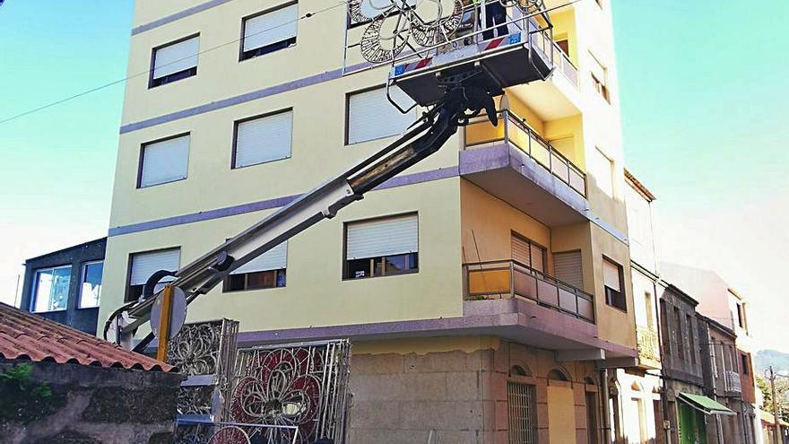 Otra grúa trabajando en la zona del barrio de Banda do Río. |  // S.Á.