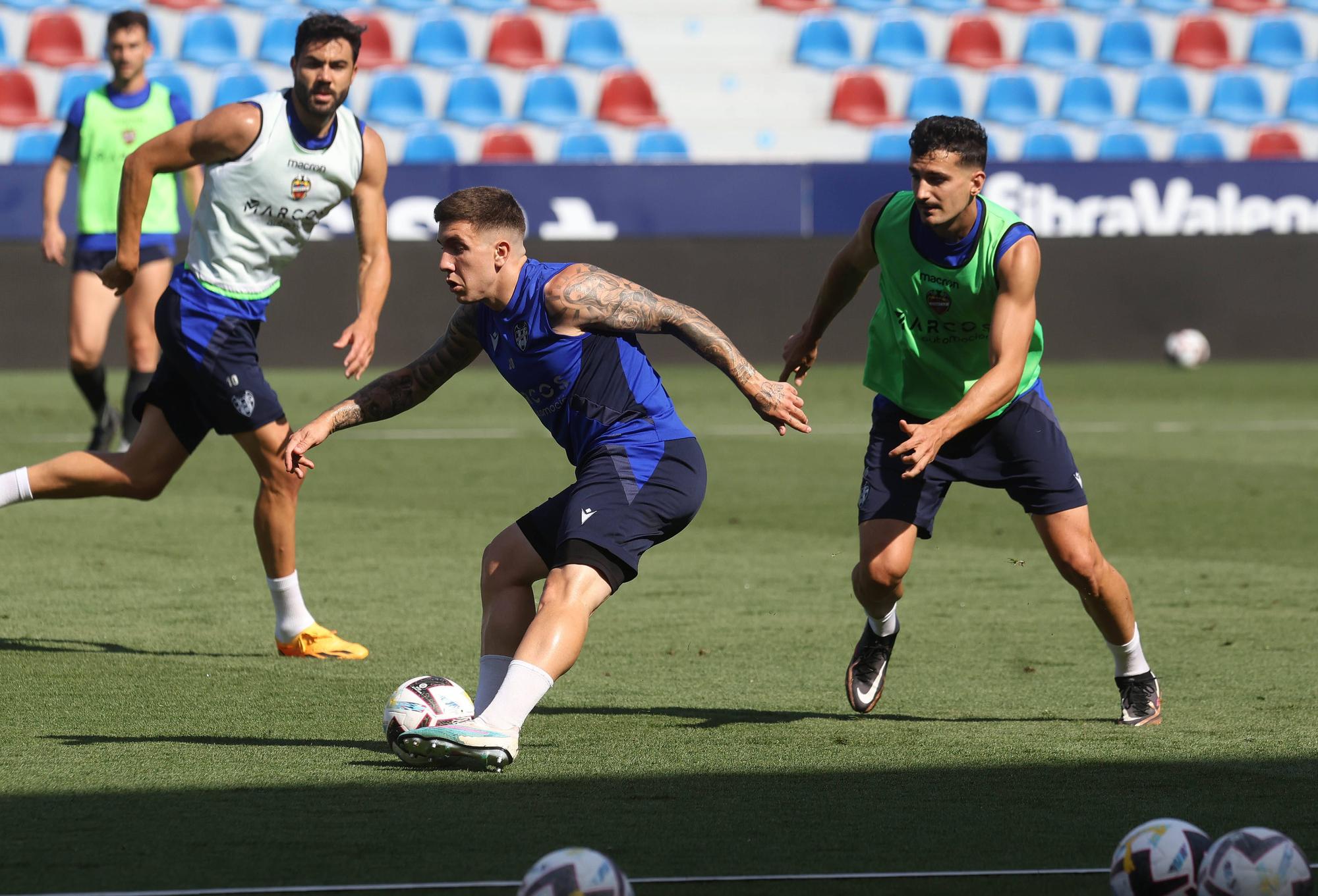 Ambiente de Primera en el entrenamiento a puertas abiertas