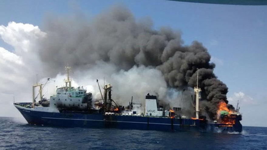 Capitanía saca del Puerto el pesquero ruso ante el riesgo de una explosión