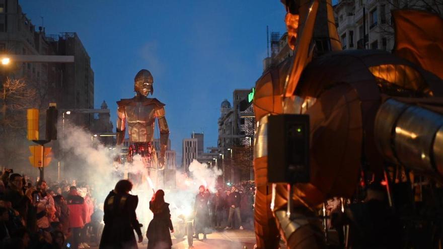 Aquiles y Quimera se enfrentan en un multitudinario combate nulo en Zaragoza pese al fuego