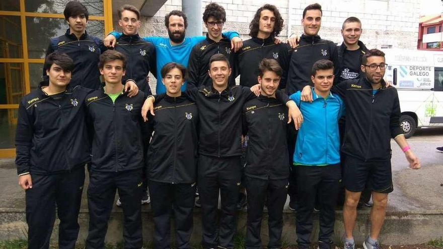 El equipo juvenil del Luceros ayer en O Gatañal, justo antes de salir hacia Villa de Aranda. // G.Núñez