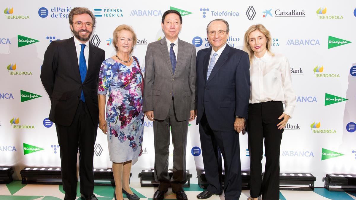 Aitor Moll, consejero delegado de Prensa Ibérica; Arantza Sarasola, vicepresidenta de Prensa Ibérica; Wu Haitao, embajador de China en España; Javier Moll, presidente de Prensa Ibérica, y Ainhoa Moll, consejera de Prensa Ibérica.