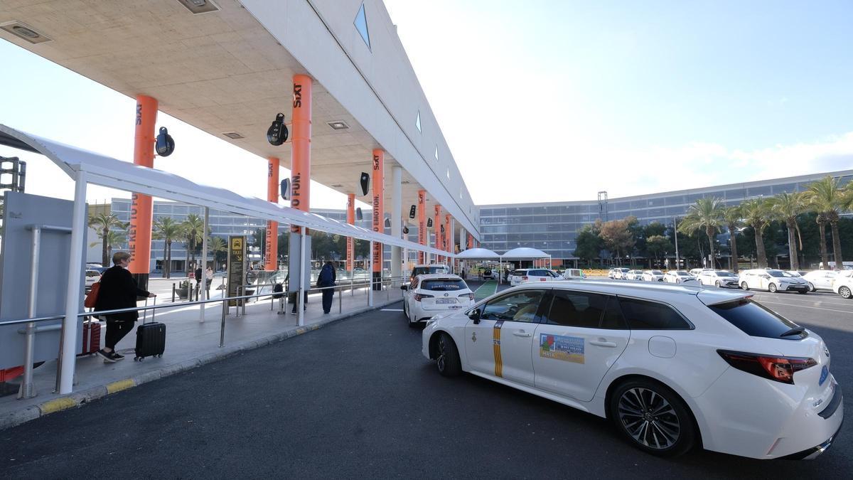 La parada de taxis del aeropuerto ha renovado pavimento, señalización y pérgola