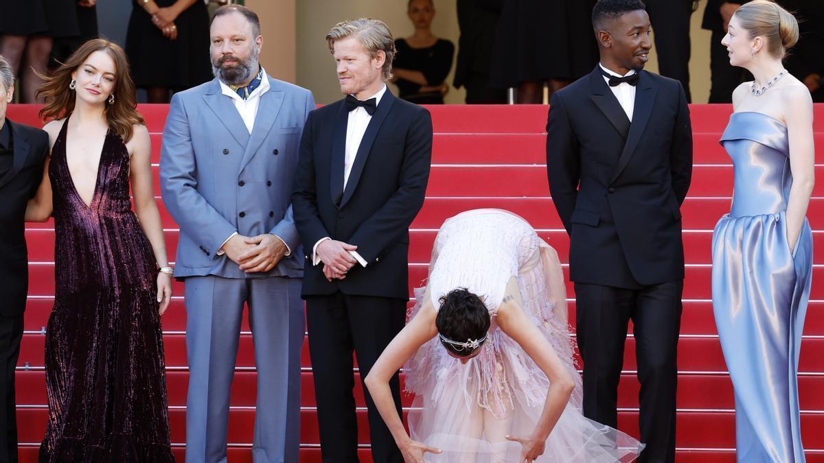 Emma Stone, el director Yorgos Lanthimos, Jesse Plemons, Margaret Qualley, Mamoudou Athie y Hunter Schafer en la première de 'Kinds of Kindness' en el Festival de Cannes.