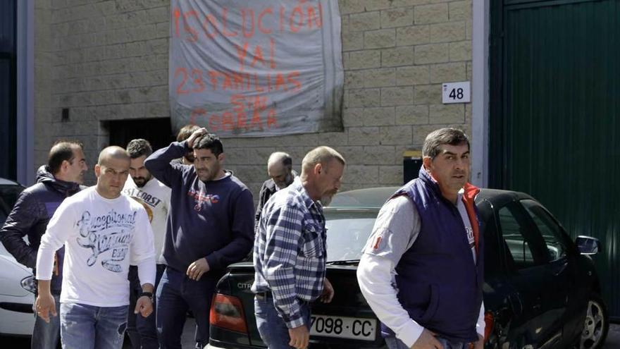 Concentración de los trabajadores de Aglomerados del Principado frente a su nave en Roces.