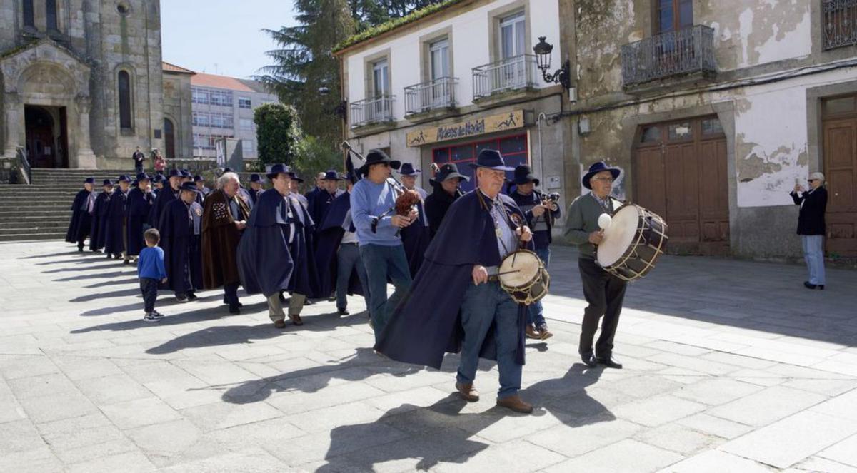Desfile da Orde dos Cabaleiros de Vigo polo centro da vila.  | // D.G.A.