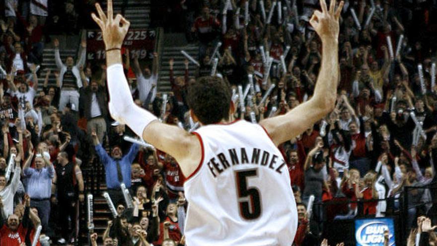 El alero español de los Portland Trail Blazers, Rudy Fernández, vuelve hacia su campo tras conseguir un triple