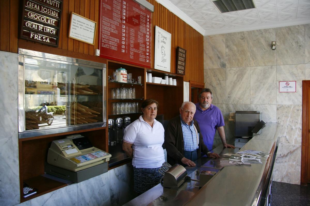Eliseo Lauri, fundador de Helados Lauri, en 2012 con sus hijos Consuelo y Juan.
