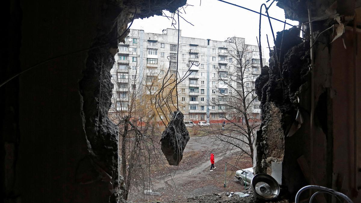 El Kremlin lanza paracaidistas al noreste de Jarkov preparando una próxima toma del centro de la ciudad.