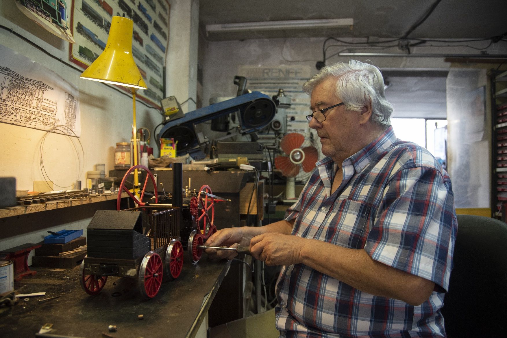 La passió per la mecànica porta un navarclí a reproduir trens i tractors a petita escala