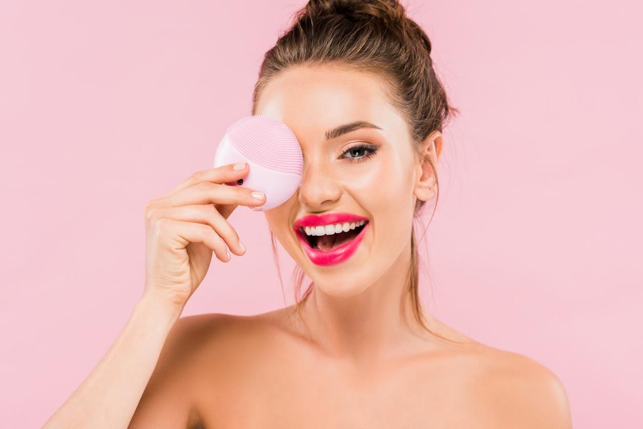 chica con cepillo facial