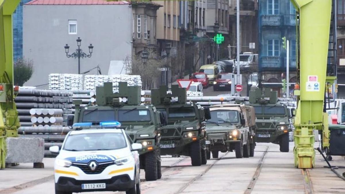 Vehículos del Ejército de Tierra entran en el Puerto de Vigo para embarcar rumbo a Eslovenia.