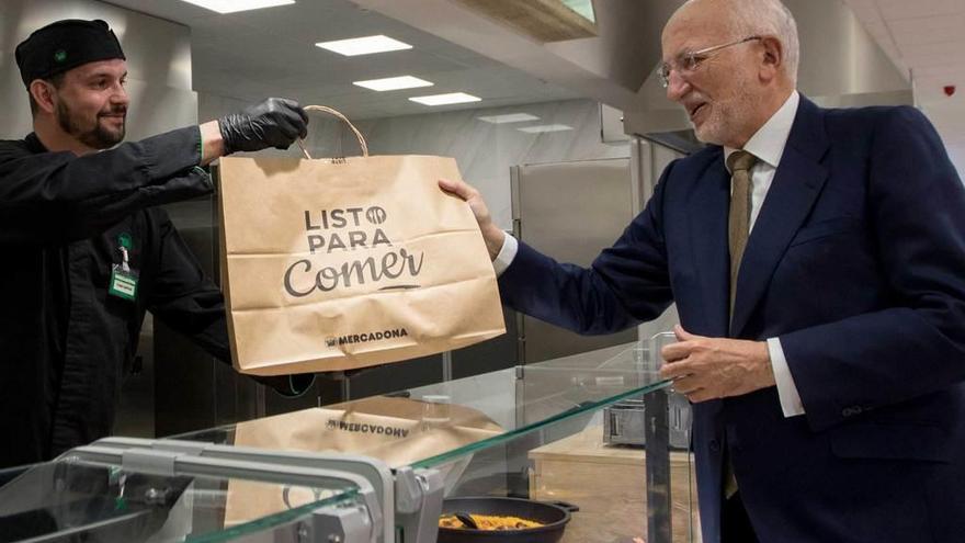 Juan Roig, ayer, en el área de comida para llevar en el centro de innovación de Paterna.