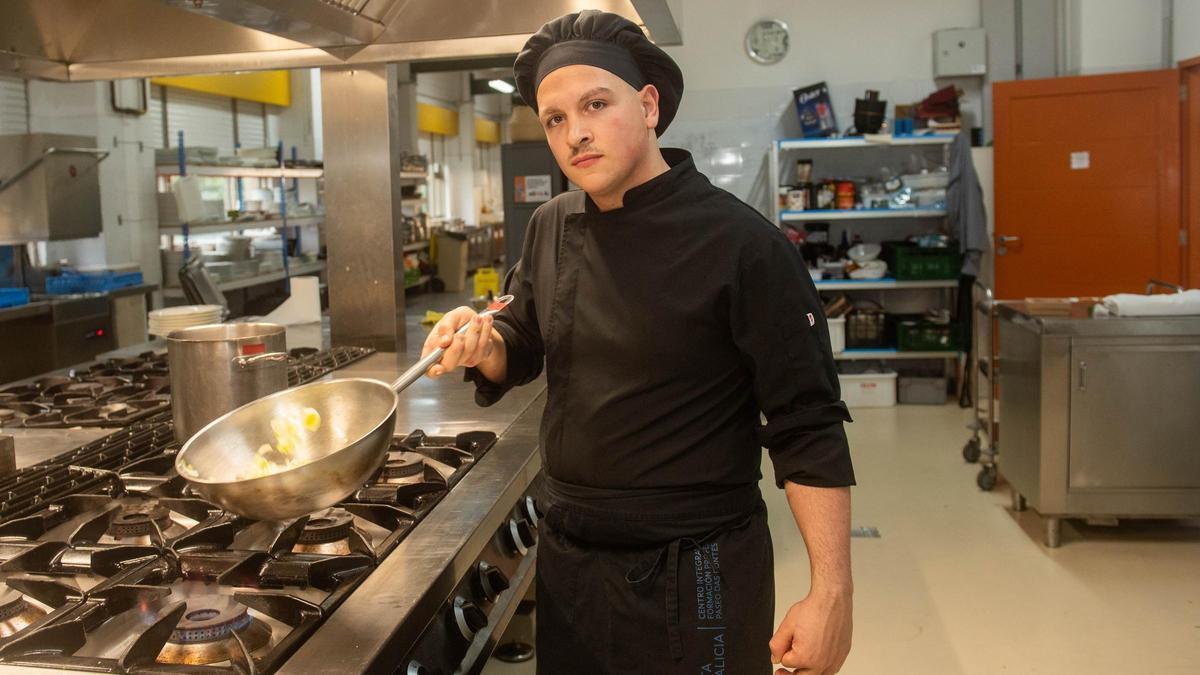 Juan Carlos Agilda en la cocina del CIFP Paseo das Pontes