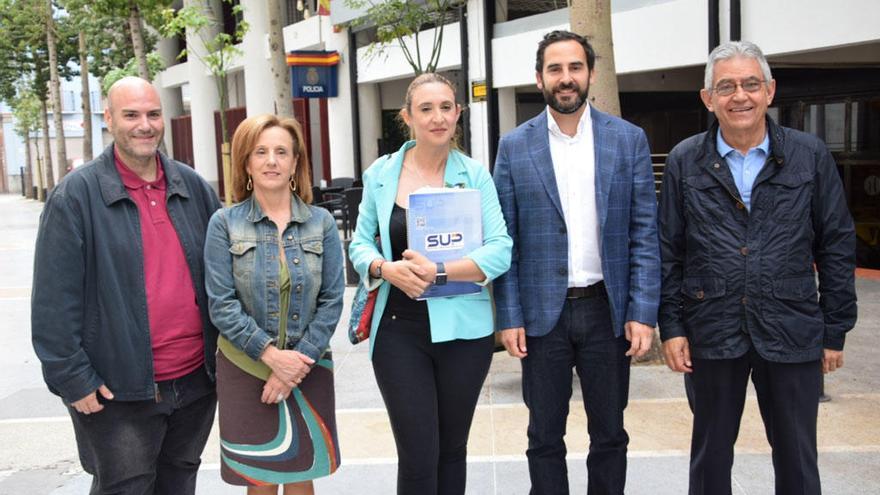 Los socialistas posan con Mariló Valencia (centro), del SUP.