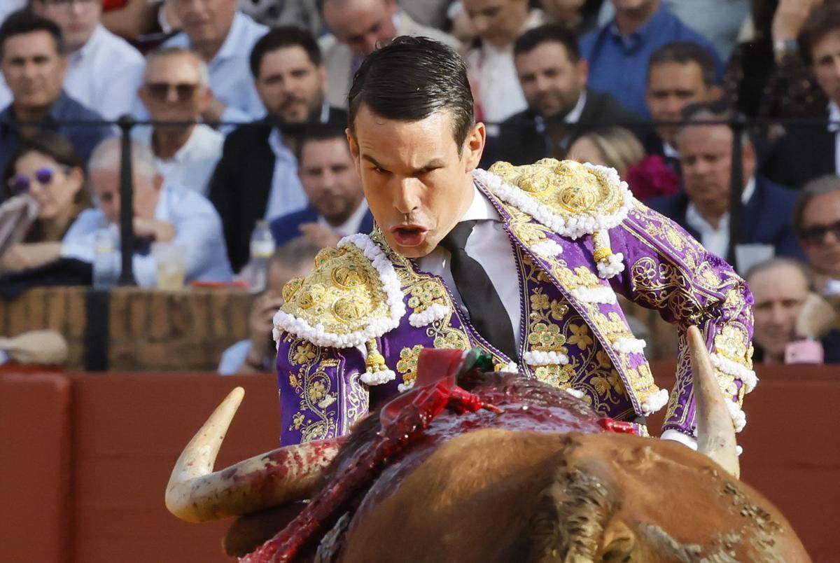SEVILLA, 21/04/2026.- El diestro José María Manzanares con su primer toro durante la décima corrida de la Feria de Abril de Sevilla, con reses de la ganadería de Núñez del Cuvillo, este martes en la plaza de la Maestranza. EFE/ José Manuel Vidal
