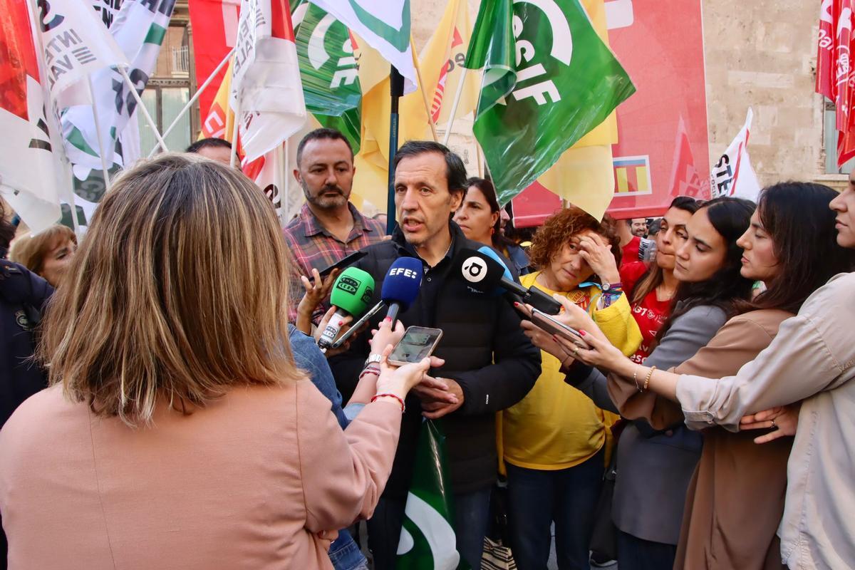 Los sindicatos de profesores apuntan directamente a Pérez Llorca: "Queremos negociar" Los sindicatos de profesores apuntan directamente a Pérez Llorca: "Queremos negociar"