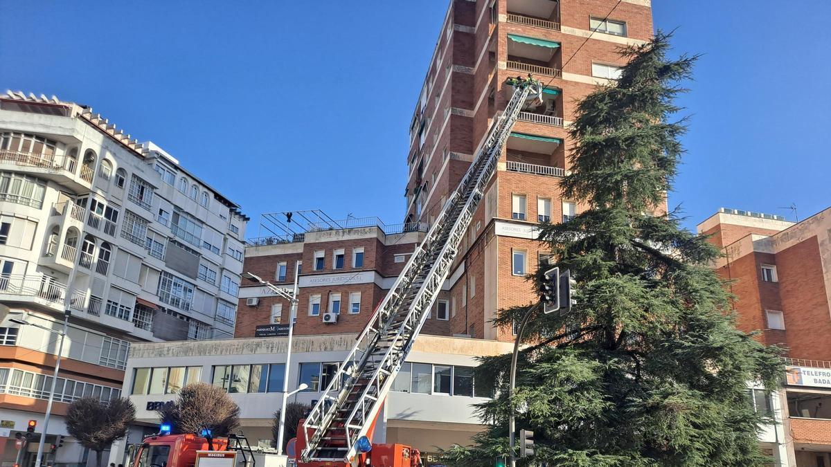 Vídeo | Los bomberos de Badajoz intervienen en la fachada de un edifico de la plaza de San Atón por el riesgo de desprendimientos