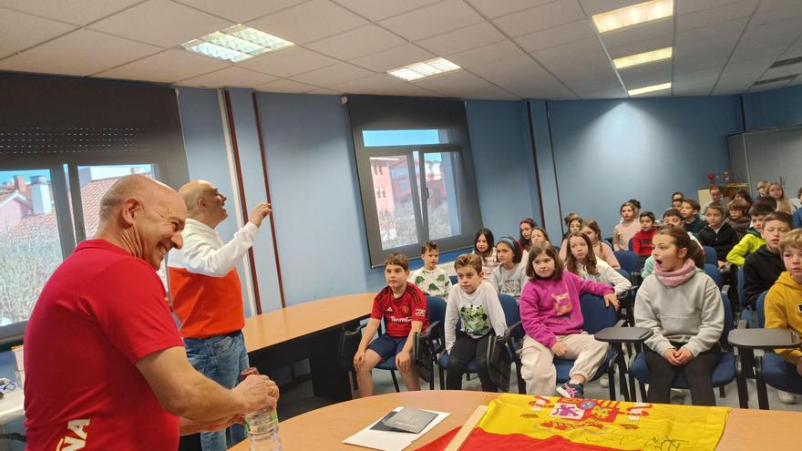 Un mecánico &quot;olímpico&quot; en el cole: así fue la visita del deportista Alejandro Torralbo al colegio de La Fresneda