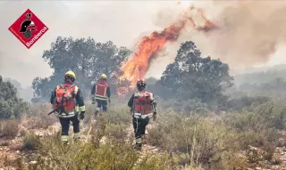 Lucha contrarreloj para controlar el incendio de Ibi antes de que entre el poniente