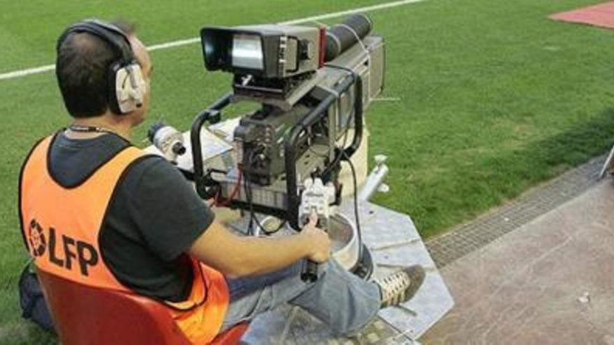 Una càmera de televisió en un estadi de futbol.