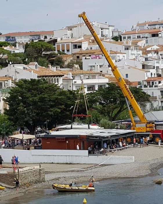 Una llanxa a la deriva s'enroca a tocar de la platja de Cadaqués