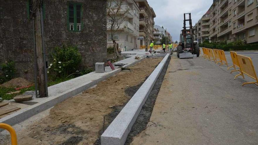 Una de las zonas más conflictivas de la calle Luis Rocafort, en su intersección con la Rúa Vigo. // G.S.