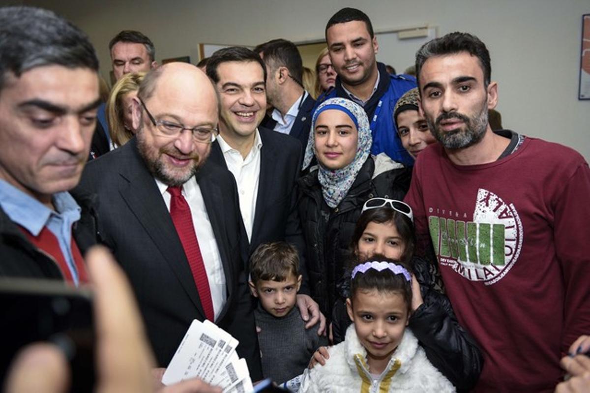 El president del Parlament europeu, Martin Schulz, i el primer ministre grec, Alexis Tsipras, es fan una foto amb els refugiats traslladats a Luxemburg.