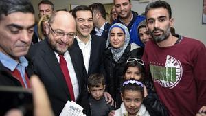 El president del Parlament europeu, Martin Schulz, i el primer ministre grec, Alexis Tsipras, es fan una foto amb els refugiats traslladats a Luxemburg.