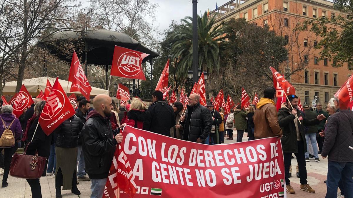 CONCENTRACIÓN UGT Y CCOO | Centenares de extremeños salen a la calle en ...