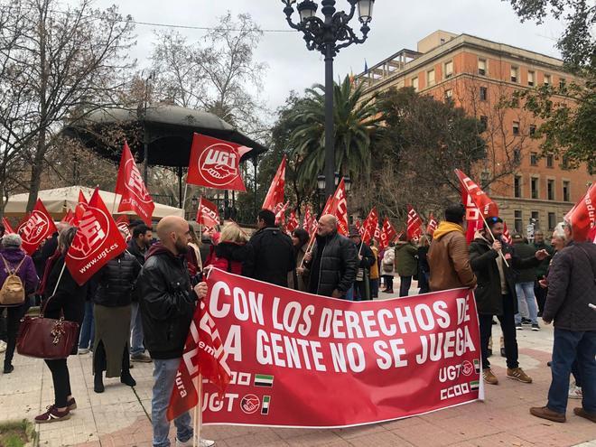 CONCENTRACIÓN UGT Y CCOO | Centenares de extremeños salen a la calle en ...