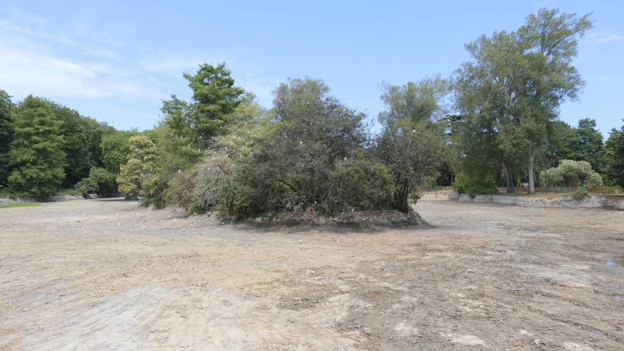 El dragado de los estanques del parque de Isabel la Católica finaliza con el control del agua