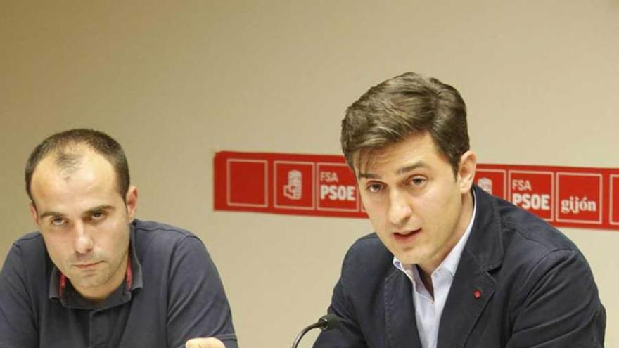 José María Pérez se dirige a Mario Suárez en la reunión a tres bandas de la izquierda, el viernes.