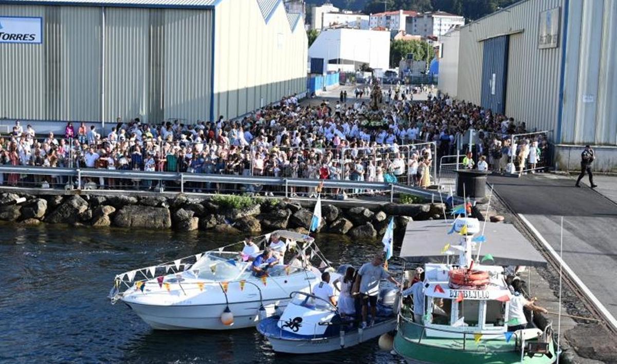Numeroso público se reunió en el Puerto de Marín. | RAFA VÁZQUEZ
